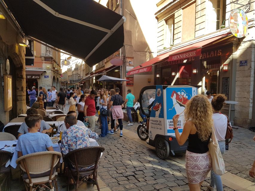 Lyon: 1 or 2-Hour Pedicab Tour - Presquîle on the 2-hour tour: theaters, civic landmarks, and Bellecour
