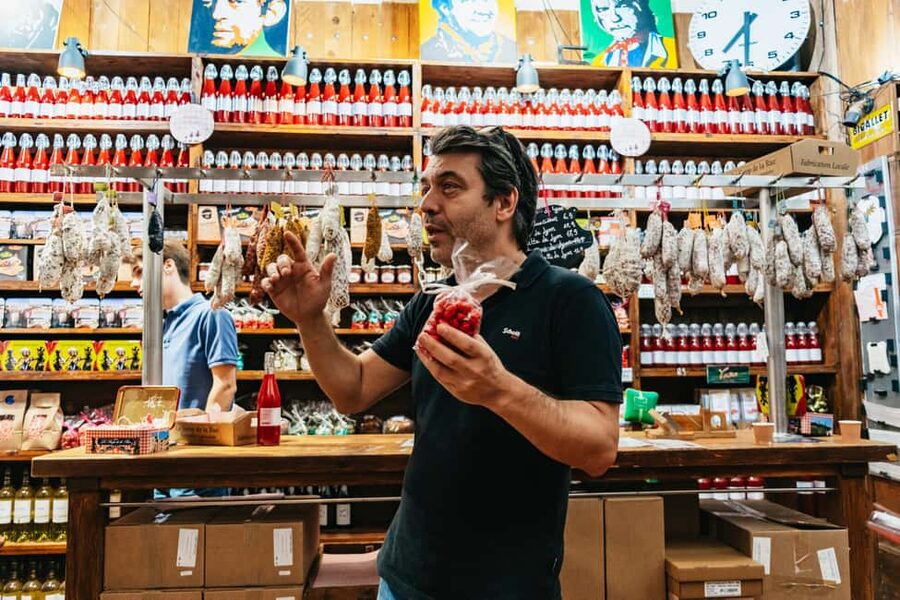 Lyon: Vieux Lyon Food Tasting Walking Tour - Vieux Lyon’s traboules turn a food tour into a city lesson