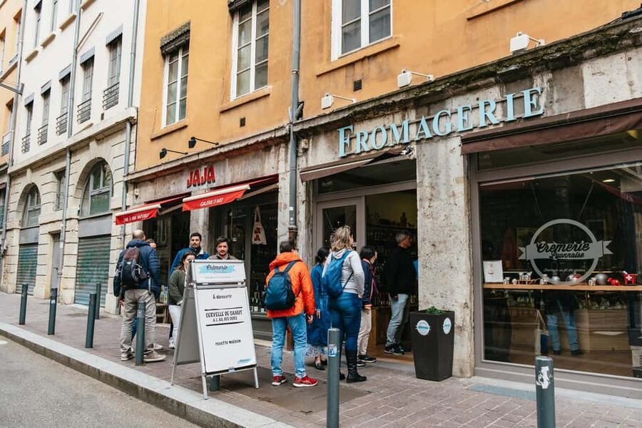 Lyon: Vieux Lyon Food Tasting Walking Tour - How the guide turns facts into useful food instincts