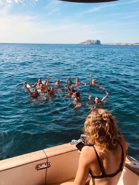 Marseille: Calanques National Park Boat Trip with Swimming - From Marseille’s Old Port to the coast: the pre-swim sightseeing stops