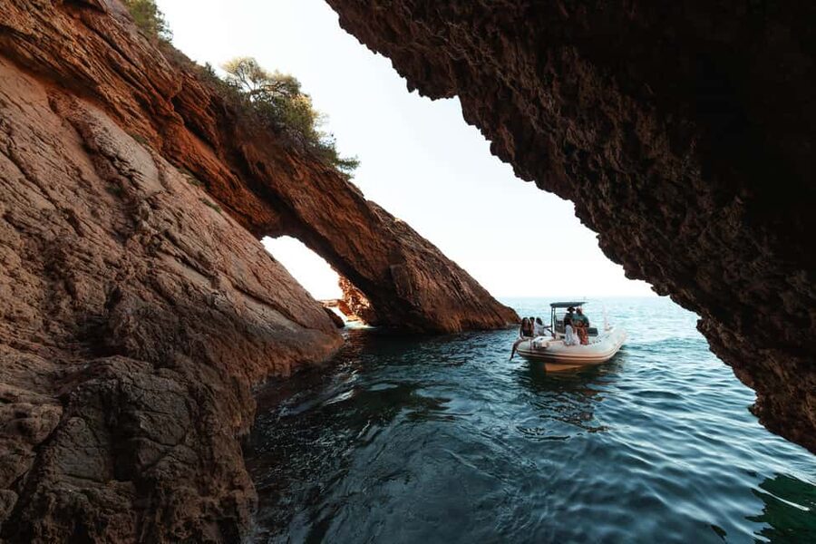 Marseille: Côte Bleue Calanques Boat Tour with Swimming - Port de la Redonne: local break time, restrooms, and a place locals jump from