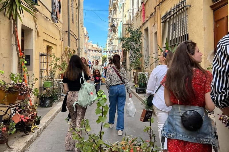 Marseille: No-Diet Club Local Food Tasting and Walking Tour - Les Grandes Halles and market-style eating