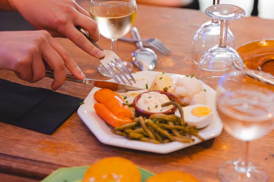 Marseille: Walking Food Tour with Full Meal - The guide factor: bilingual stories, and why the pace matters
