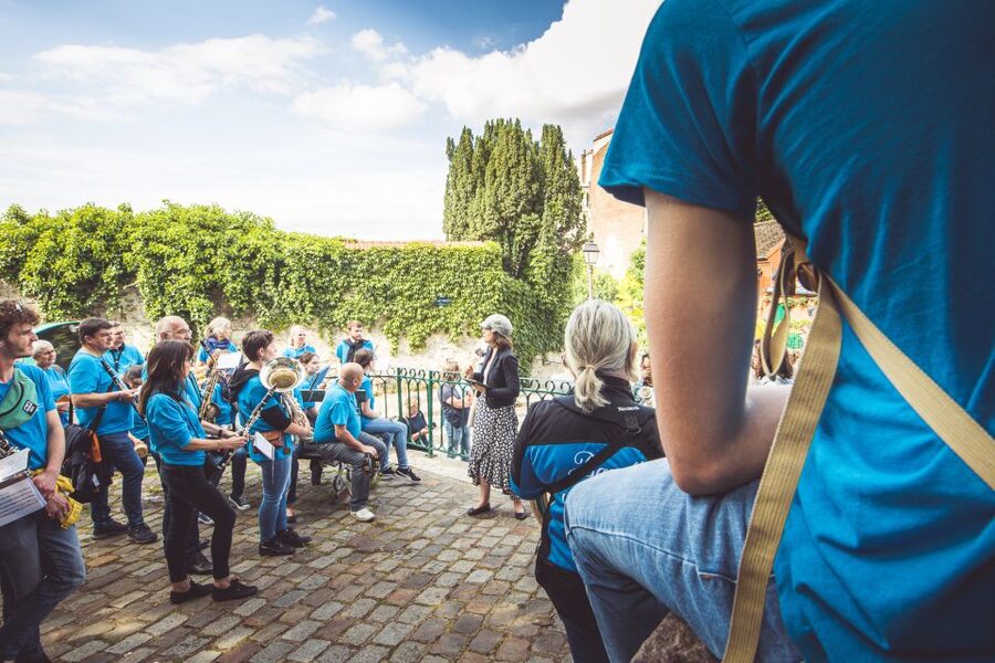Montmartre en chansons: tour with a professional singer - What you get for around $34: value that comes from the pro voice
