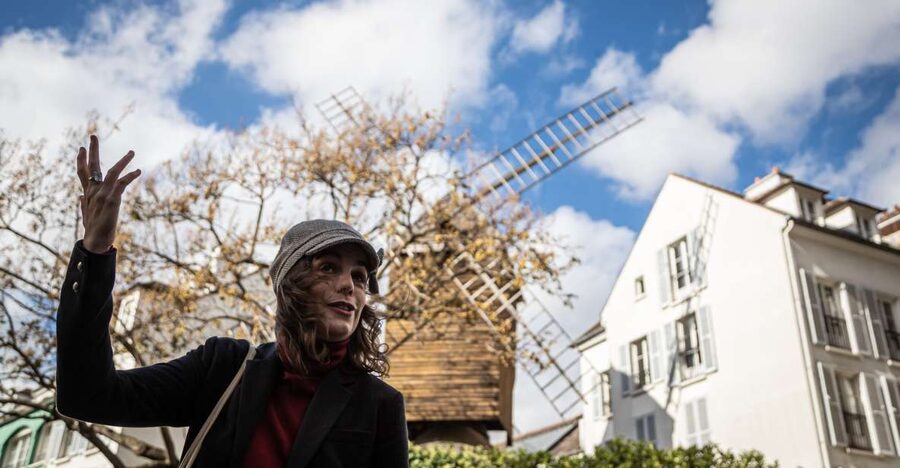 Montmartre en chansons: tour with a professional singer - The 2-hour walk: from Place des Abbesses to Sacré-Cœur parvis
