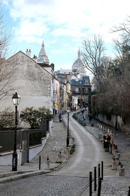Montmartre for Art Lovers - Walking tour with Expert Guide - Le Buse de Dalida: A Bronze Tribute That Feels Personal