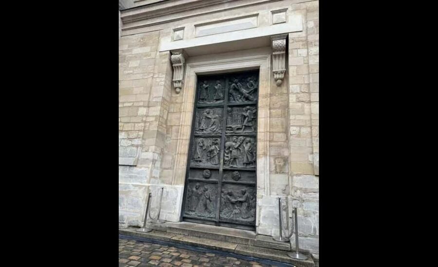 Montmartre for Art Lovers - Walking tour with Expert Guide - Lapin Agile and the Hands-On Part: Drawing From the Artist’s View