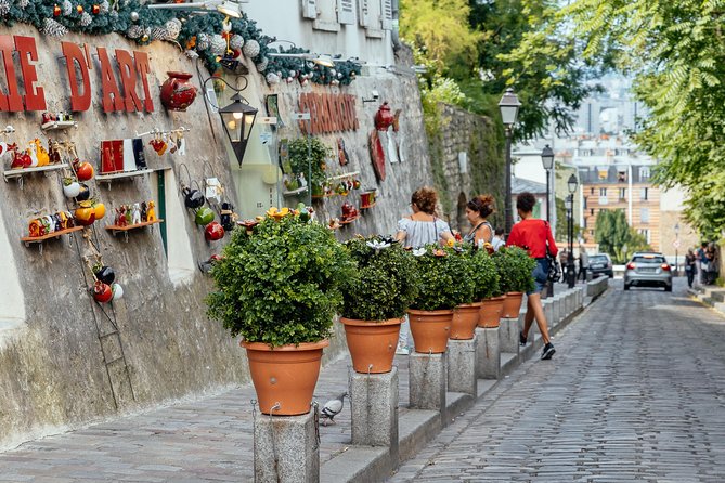 Montmartre Private Food Walking Tour With Locals: The 10 Tastings - Place du Tertre: culture between bites and the artsy street feel