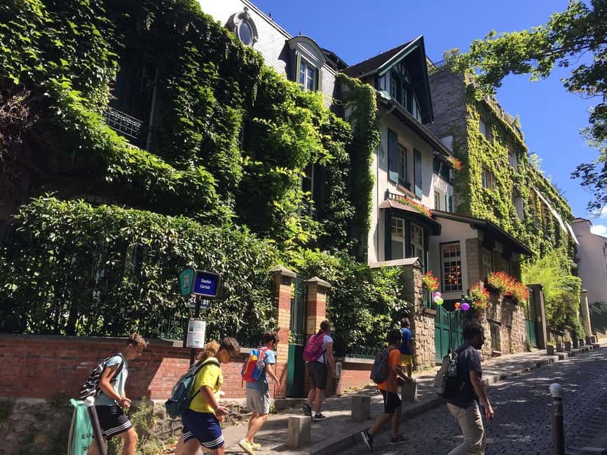 Montmartre Walking Tour with a Local Guide - Place du Tertre, Painters at Work and an Old-School Performance
