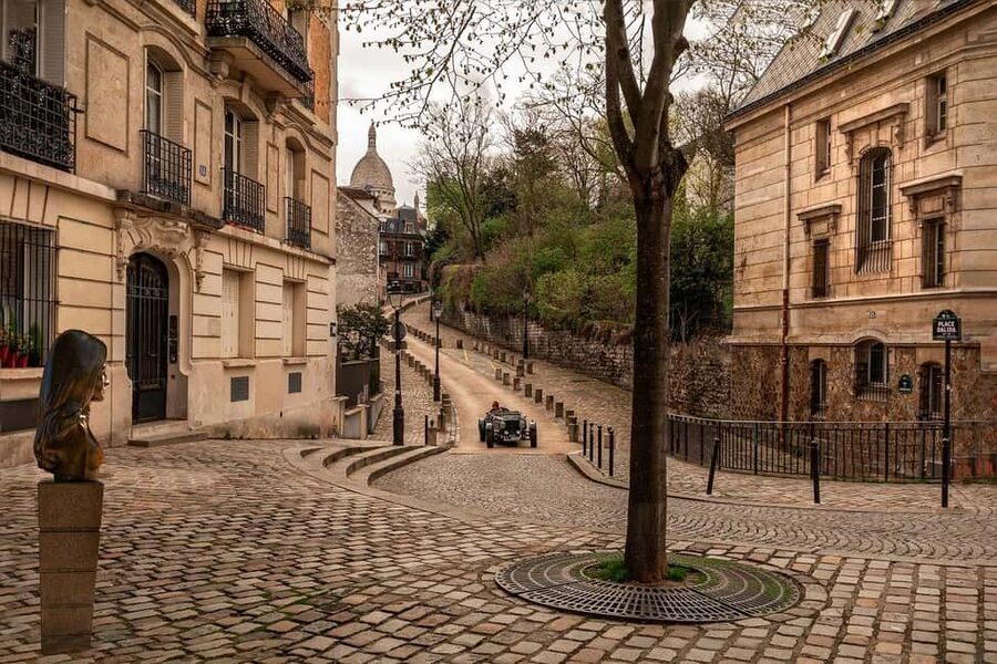 Montmartre Walking Tour with a Local Guide - The Hike Up to Sacré-Cœur, Views That Make the Effort Worth It