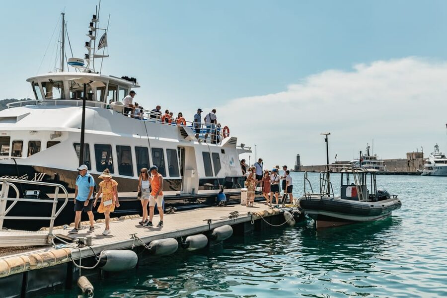Nice: 1-Hour Sightseeing Cruise to Villefranche Bay - Onboard comfort: clean boats, helpful crews, and one bathroom hiccup