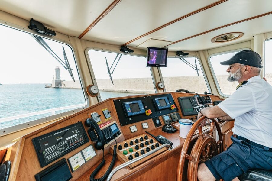 Nice: 1-Hour Sightseeing Cruise to Villefranche Bay - What drinks are like, and why cash matters