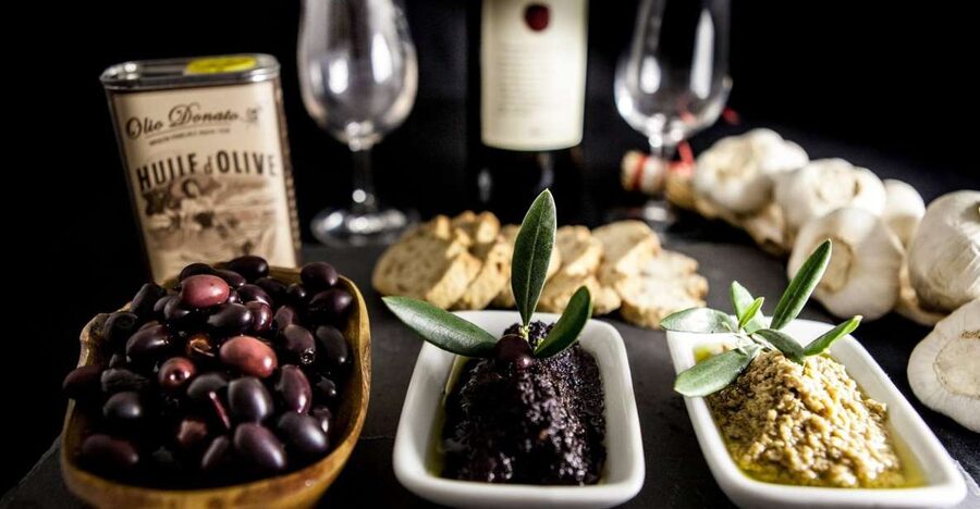 Nice: Guided Food & Wine Walking Tour with Full Meal - Socca and pissaladière: the two-stop lesson in Niçoise comfort food
