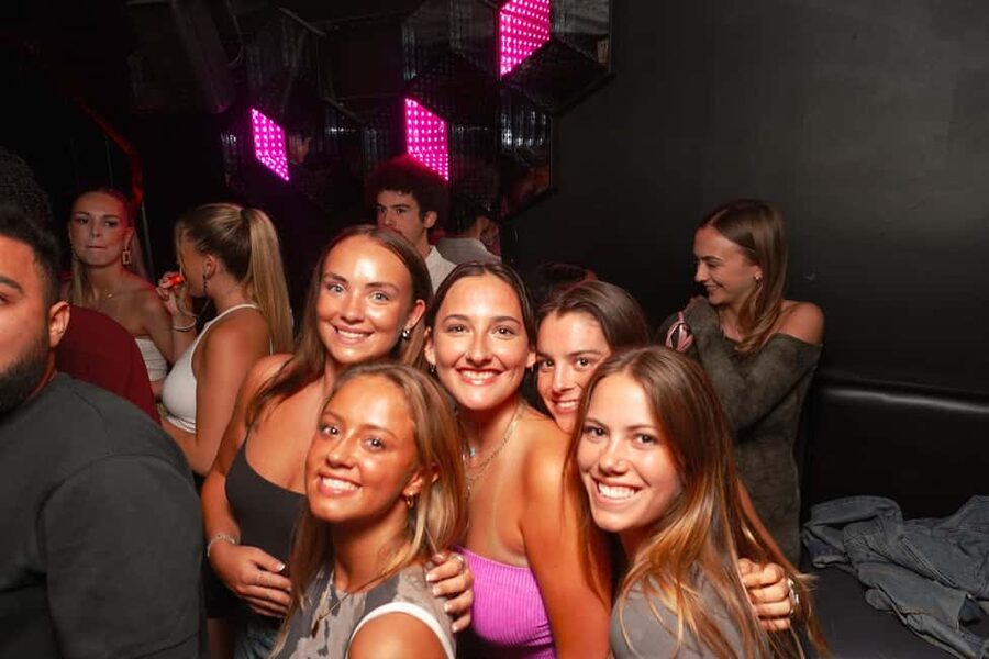 Nice: Orange Bar Crawl with 5 Free Shots & VIP Club Entry - What This Is, and Who It Fits Best in Nice
