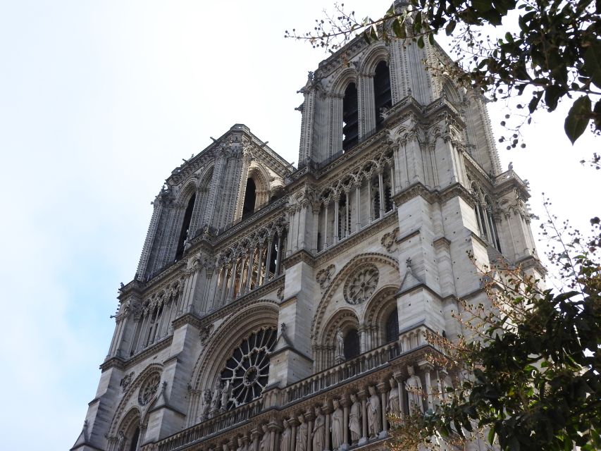 Notre Dame cathedral exterior tour & entrance with host - Meeting Your Host at Quai de la Tournelle
