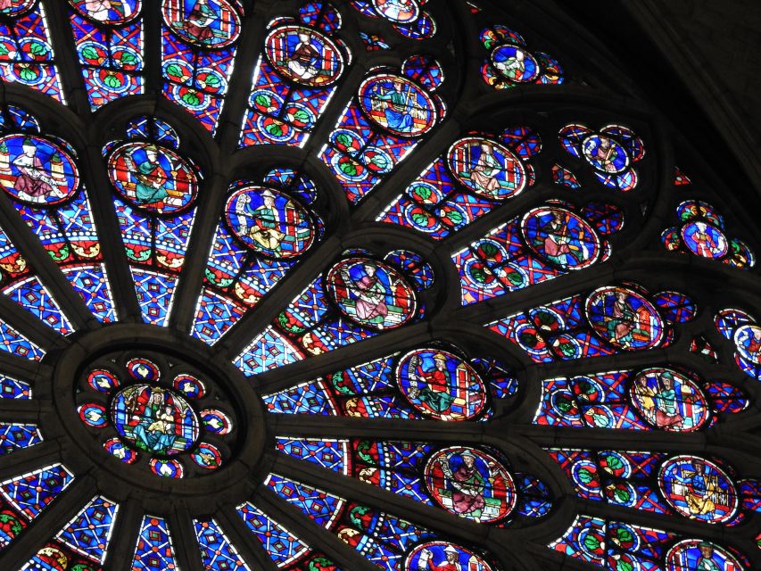 Notre Dame cathedral exterior tour & entrance with host - Restoration Story: Why the Context Changes the Interior