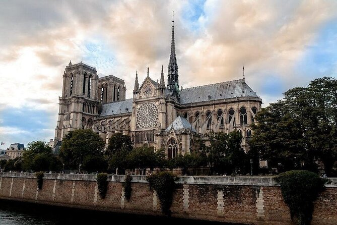 Notre Dame Cathedral Guided Tour with Entry - Timing and meeting points: how the 9:00 am start helps