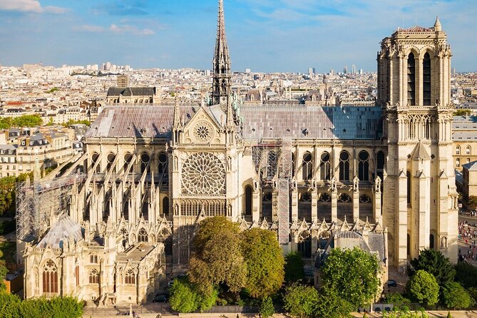 Notre Dame Cathedral Guided Tour with Entry - The guide experience: humor, iPad photos, and mini quizzes