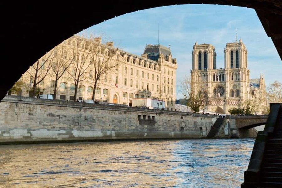 Notre Dame Cathedral :Reserved Access, Cruise & Outside Tour - Inside Notre-Dame With a Web Audioguide in 10 Languages