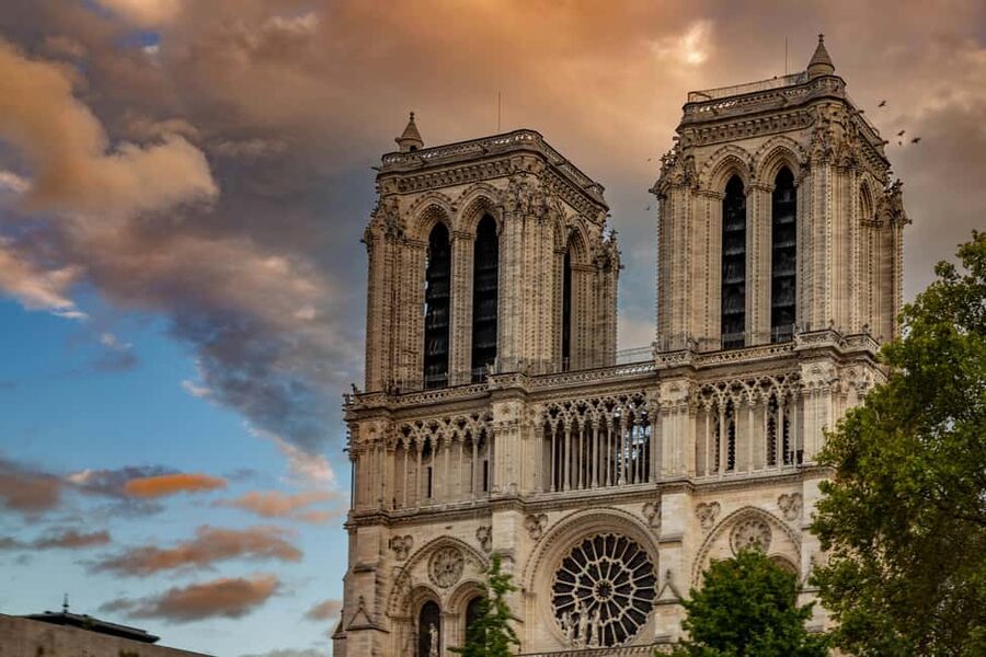 Notre-Dame Cathedral with reserved access and exterior Tour - Charlemagne Statue Start, a Real-Time Notre-Dame Orientation