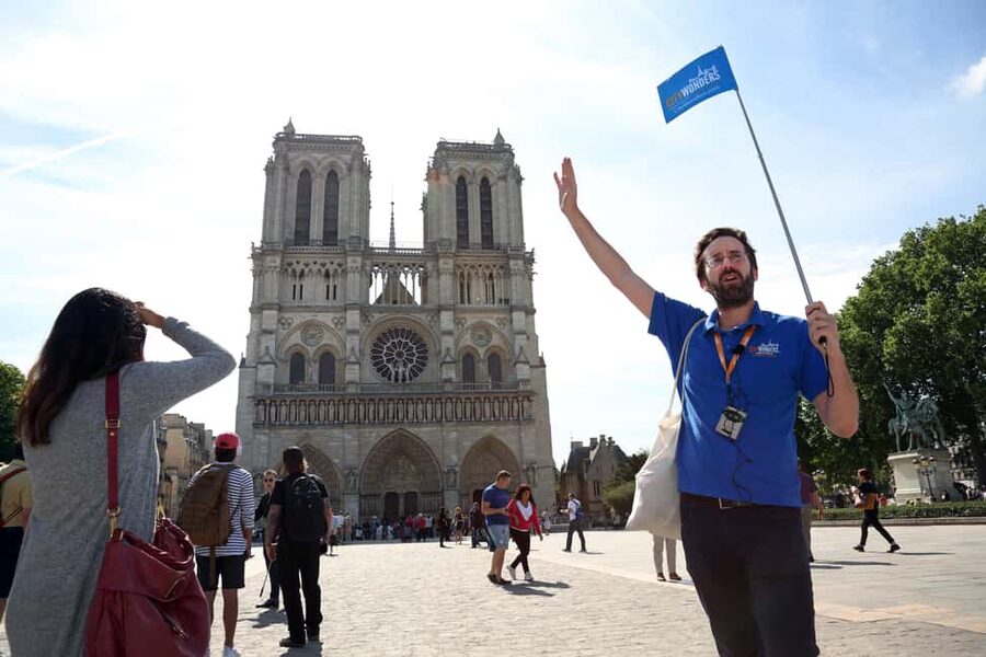Notre Dame Guided Tour with Access to the Cathedral - Starting at Pont Neuf: A Smart Way to Orient on Île de la Cité