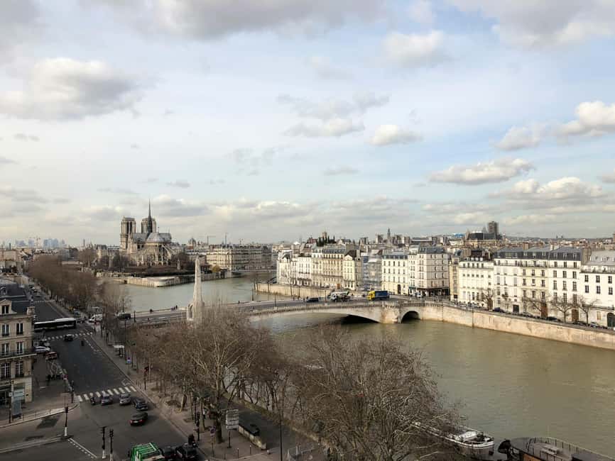 Notre-Dame Tour with Host or AudioGuide + Optional Cruise - What the host does (and what they don’t) once you’re at Notre-Dame