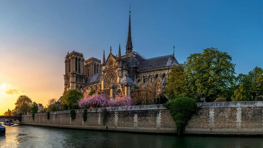 Notre-Dame Tour with Host or AudioGuide + Optional Cruise - Price and value check for a $35-per-person experience
