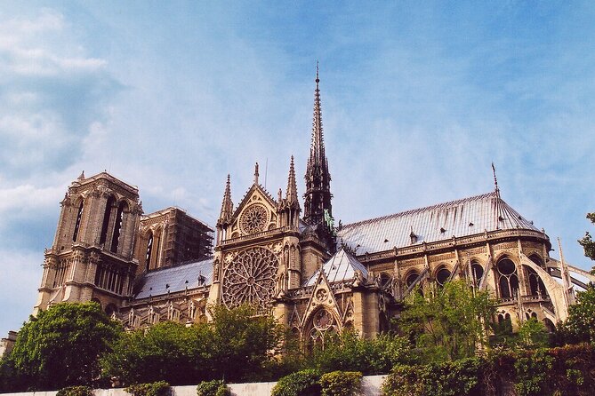 Outdoor Notre-Dame walking Tour with Sainte-Chapelle Entry - Shakespeare and Company: a short literary pause that fits the route