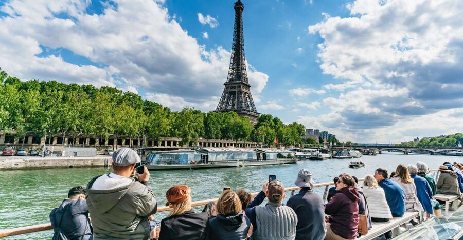 Paris: 1-Hour Seine Cruise departing from the Eiffel Tower - Ile de la Cité and Notre-Dame Cathedral: the classic Paris angle