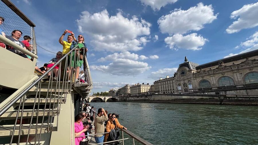 Paris: 1-Hour Seine Cruise departing from the Eiffel Tower - Place de la Concorde and Grand Palais, then back to Eiffel Tower