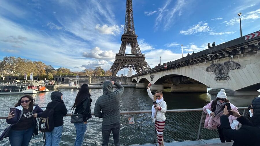 Paris: 1-Hour Sightseeing Cruise and 3-Course Bistro Dinner - Why This Combo Works for a First Night in Paris