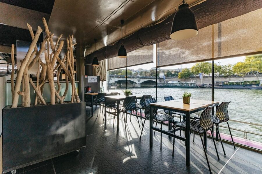 Paris: 1-Hour Sightseeing Cruise and 3-Course Bistro Dinner - Boat Comfort, Crowds, and Photo Timing Tips