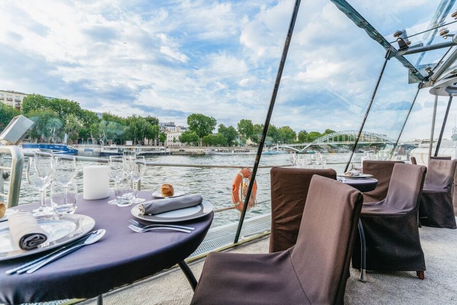 Paris: 3-Course-Dinner Cruise on the Seine with live music - Why the Eiffel Tower boarding sets the mood right away
