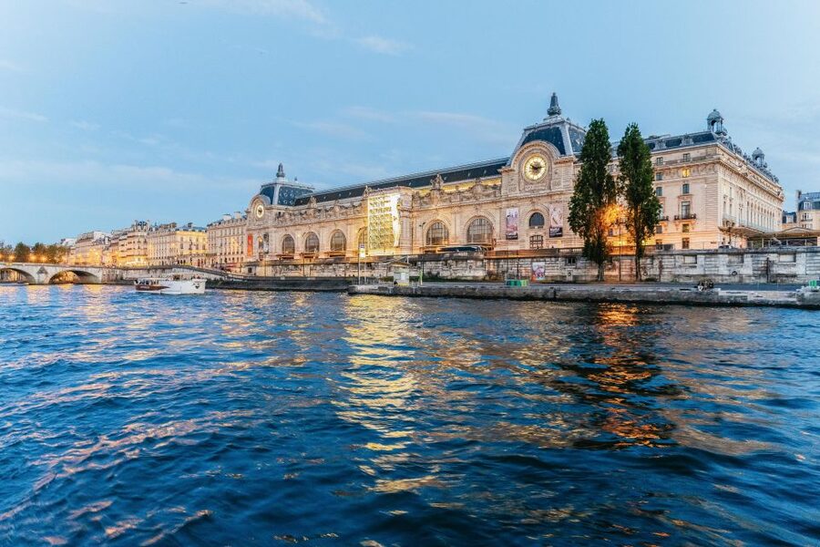 Paris: 3-Course-Dinner Cruise on the Seine with live music - Your dinner plan: how the 3-course meal and service levels change the night