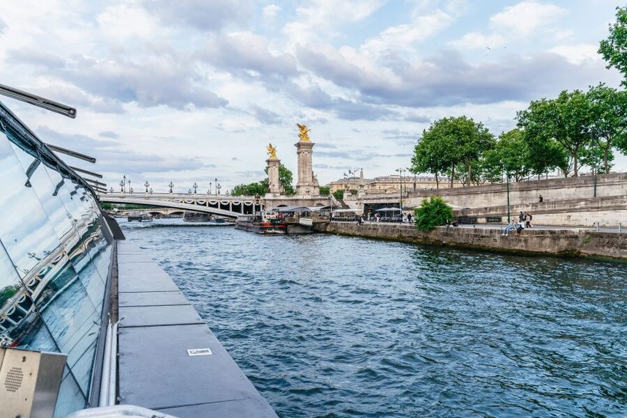 Paris: 3-Course-Dinner Cruise on the Seine with live music - Value for $135 per person: what you’re really buying