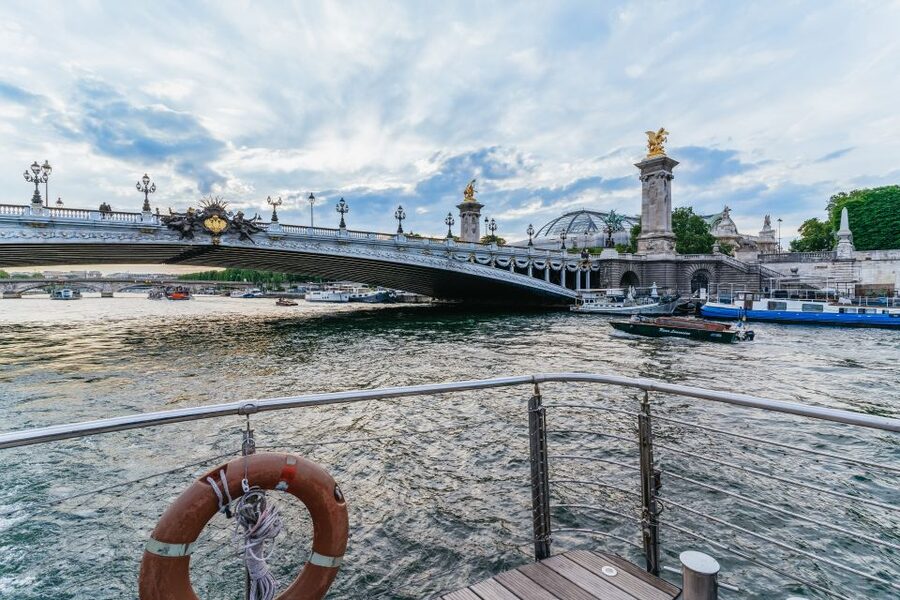 Paris: 3-Course-Dinner Cruise on the Seine with live music - Who this Seine dinner cruise suits best