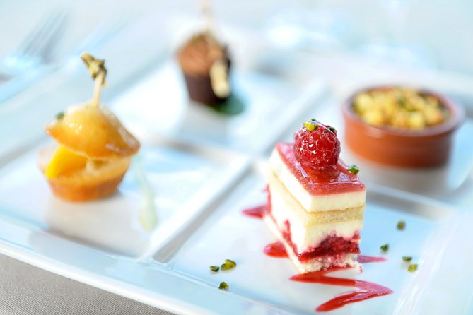 Paris 3-Course Gourmet Dinner and Sightseeing Seine River Cruise - Live Singer, Photographer, and the Extras That Keep Adding Up