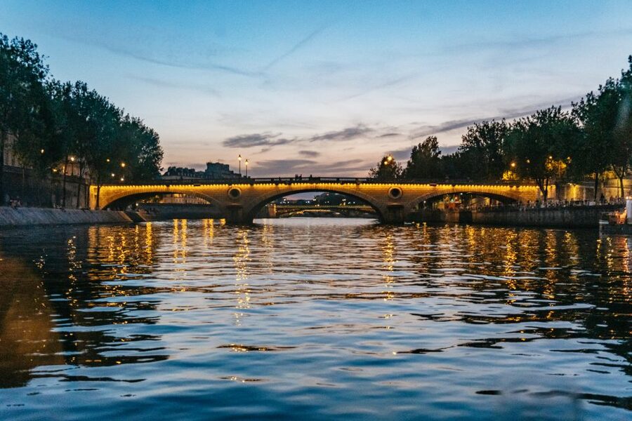 Paris : 3-Course Gourmet Dinner Cruise on Seine River - Stop by Stop: Ile de la Cité to Les Invalides