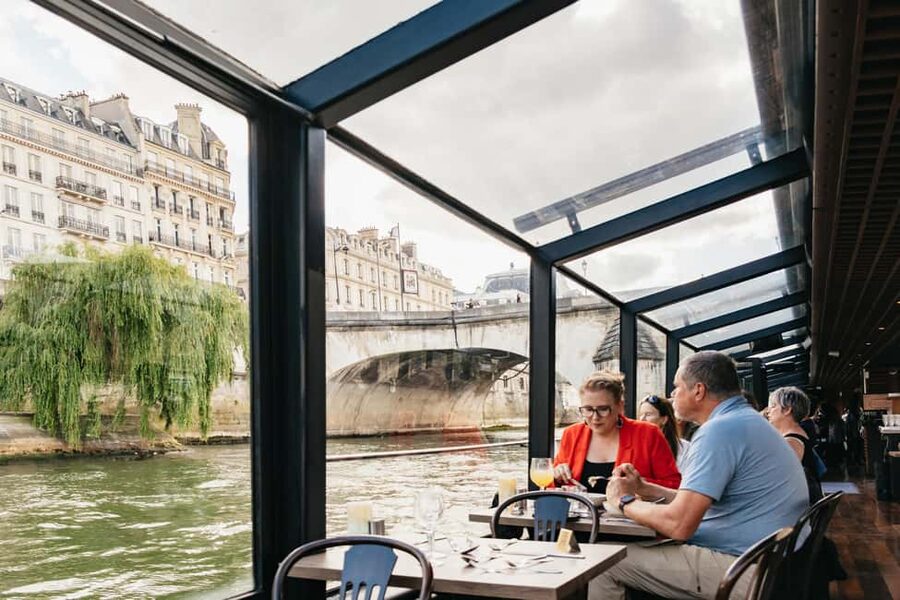Paris : 3-Course Gourmet Dinner Cruise on Seine River - Best Departure Time: How 6:45 and 9:15 Change Your Night