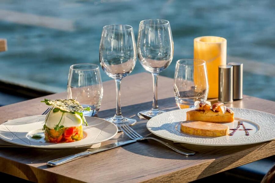 Paris: 3-Course Lunch Cruise on the River Seine - Sights on the Seine: What You See Between Port Solférino and Pont Neuf