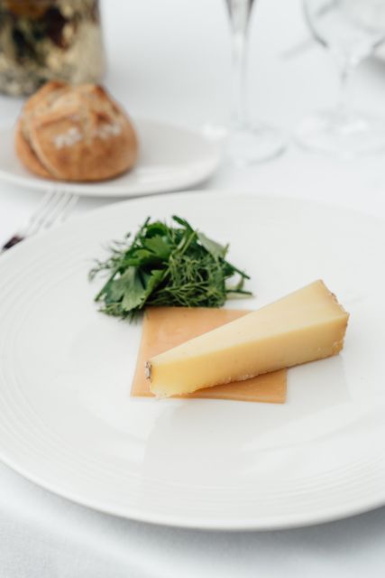 Paris: 4-Course Dinner Cruise on Seine River with Live Music - Photographer on Board: Worth It If You Want the Eiffel Proof