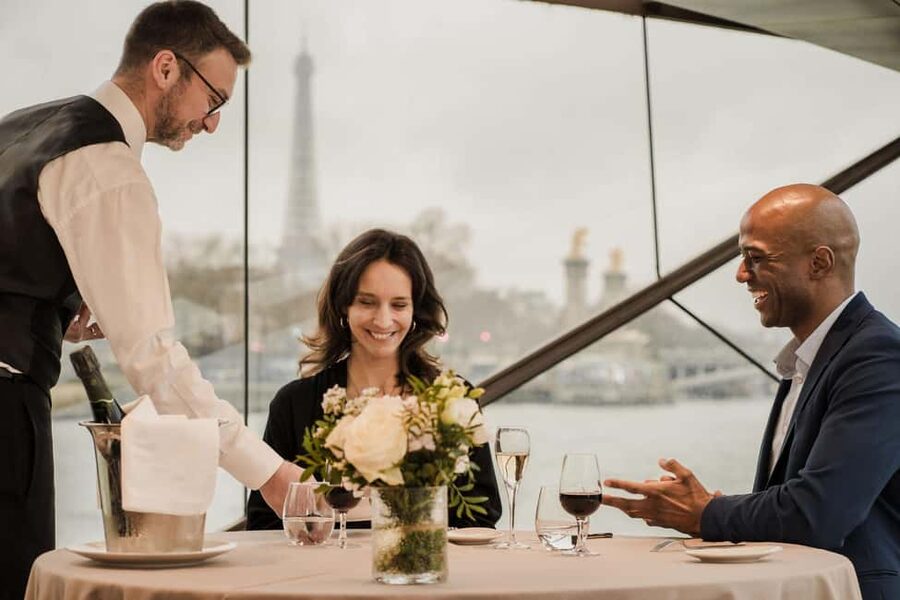 Paris: 4-Course Dinner Cruise on Seine River with Live Music - Dinner on the Seine: Why This One Feels Like a Full Paris Night