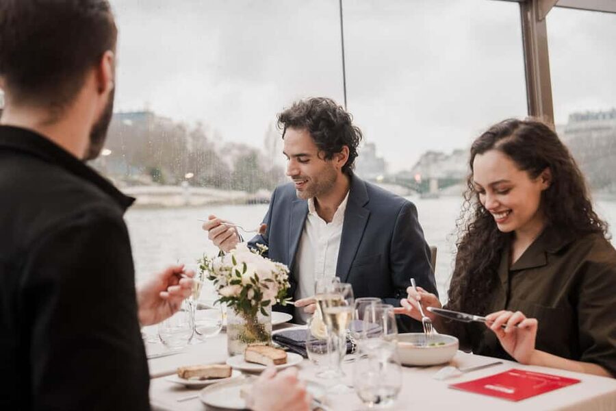 Paris: 4-Course Dinner Cruise on Seine River with Live Music - Pont des Arts and Île Saint-Louis: Where the Seine Looks Like a Movie Set