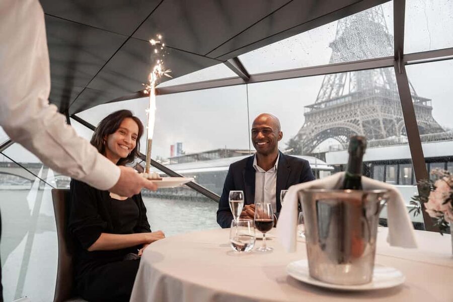 Paris: 4-Course Dinner Cruise on Seine River with Live Music - Île de la Cité, Notre-Dame Area, and the Conciergerie Pass-By