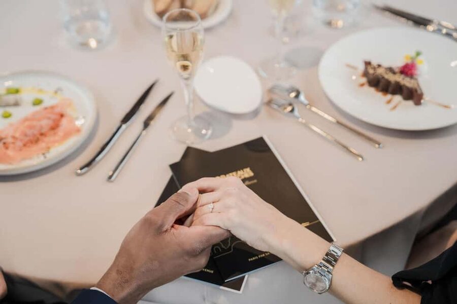 Paris: 4-Course Dinner Cruise on Seine River with Live Music - Live Music and Ambiance: Piano and Violin That Stay in the Right Volume