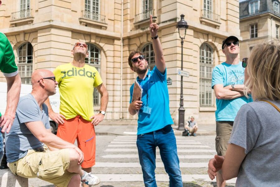 Paris 4-Hour Bike Tour: Off the Beaten Path - Starting at Saint-Michel: the meeting point that sets the tone