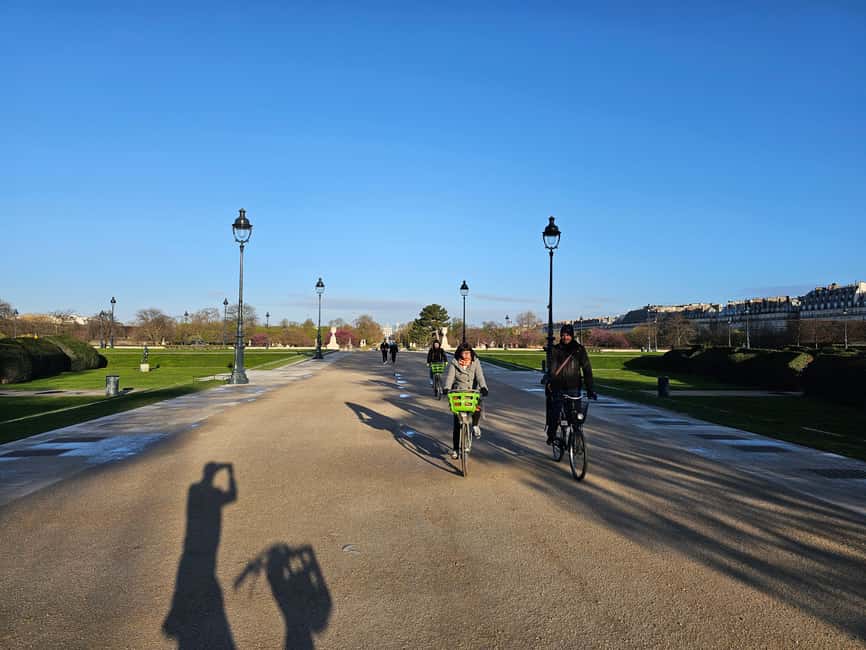 Paris before the crowds, bike tour & Breakfast - Louvre Pyramid without the photographer crush