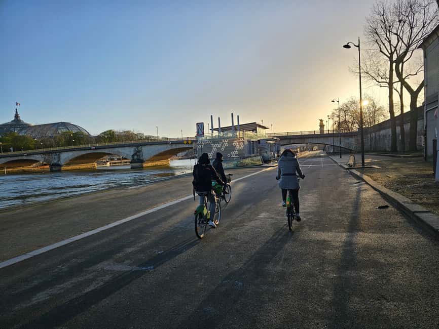 Paris before the crowds, bike tour & Breakfast - The breakfast stop, coffee, pastry, and mulled wine