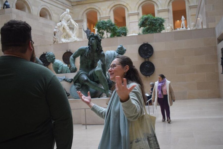 Paris: Best of the Louvre Guided Tour with Pre-booked Ticket - The Louvre in two hours: what this tour does well