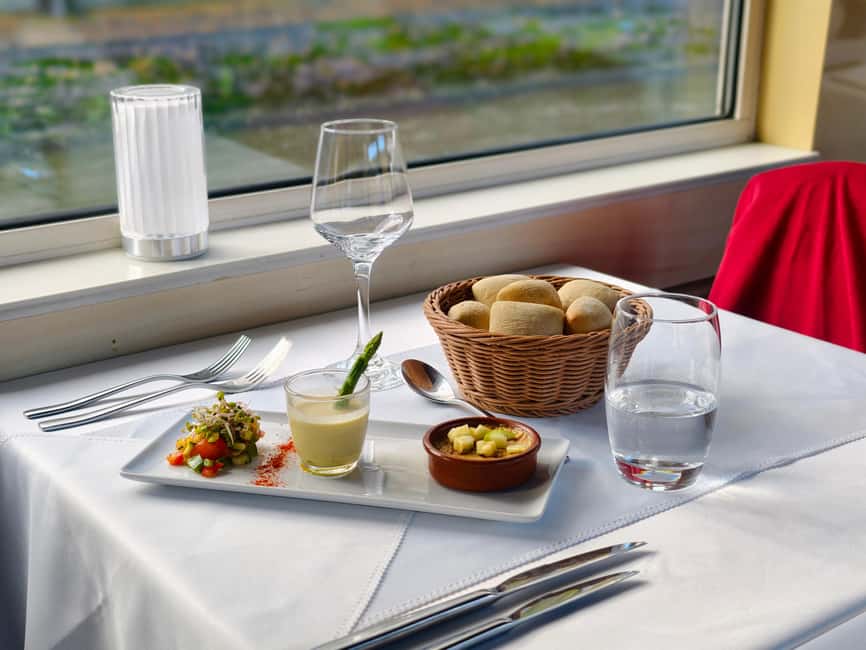 Paris : Bistronomic early dinner cruise - A 90-minute early dinner cruise on the Seine